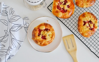 Drożdżówki z truskawkami i kruszonką