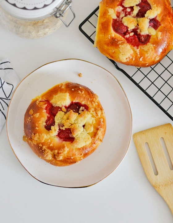 Drożdżówki z truskawkami i kruszonką