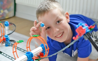 Tor kulkowy dla dzieci, w którym ścigają się kulki!