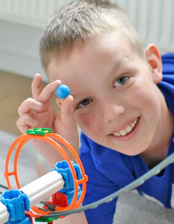 Tor kulkowy dla dzieci, w którym ścigają się kulki!