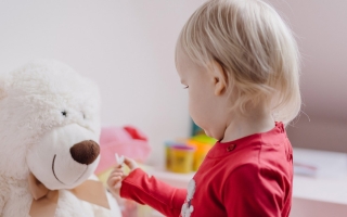 Przytulny pokój dla dziecka – na jakie meble postawić?