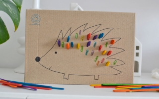 Jeż – Sorter kolorów z kartonowego pudełka