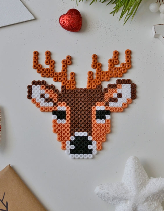 Świąteczny jeleń z koralików do prasowania