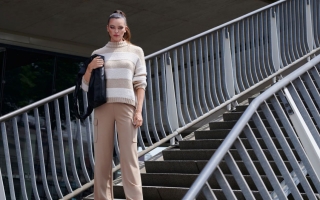 Jeansy wide leg, czyli jak szeroka nogawka zrewolucjonizowała świat mody