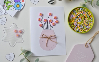 Laurka z kwiatkami z koralików do prasowania