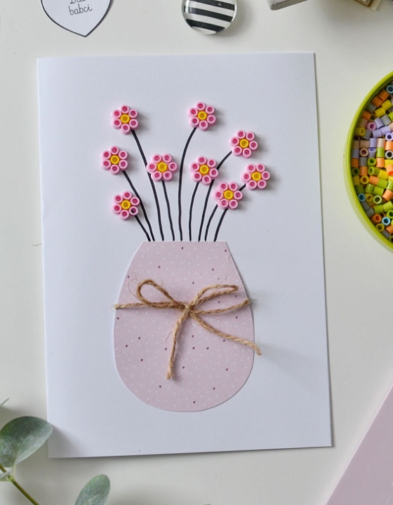 Laurka z kwiatkami z koralików do prasowania