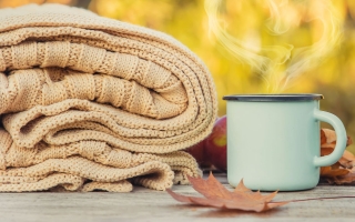 Koce na jesienne wieczory – jak stworzyć przytulny klimat w domu?