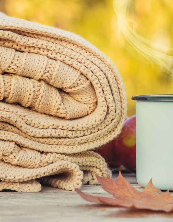 Koce na jesienne wieczory – jak stworzyć przytulny klimat w domu?