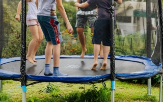 Trampolina – na co zwrócić uwagę podczas zakupów?
