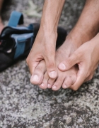 Kardigany damskie — jak nosić je modnie w każdym sezonie?