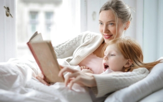 Literacka Terapia Nostalgii: Dlaczego „Dzieci z Bullerbyn” Pozostają Ponadczasowym Wzorem dla Rodziców i Dzieci w XXI Wieku?